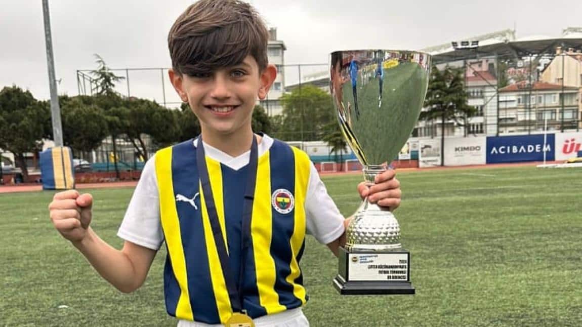 Okulumuz 3F sınıfı öğrencisi FERFAT ÇAYLAK 2015 doğumlular Fenerbahçe altyapısına katılmaya hak kazanmıştır.